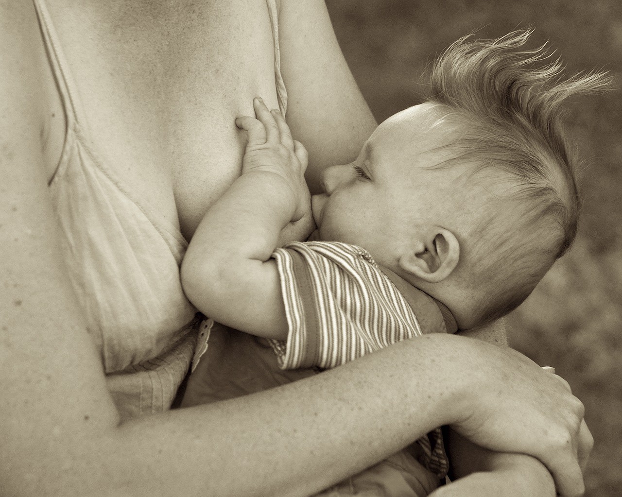 what are the advantages and disadvantages of breastfeeding?