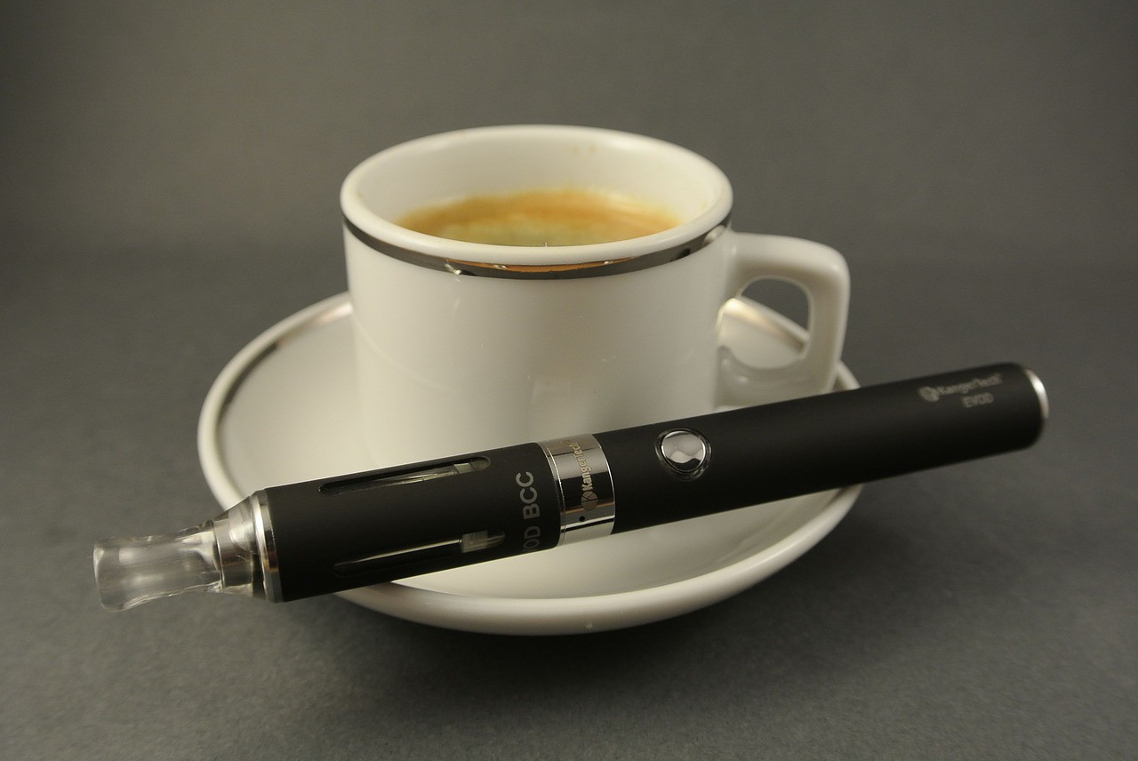 What are the Advantages and Disadvantages of Smoking E-Cigarettes (Vaporizers)?