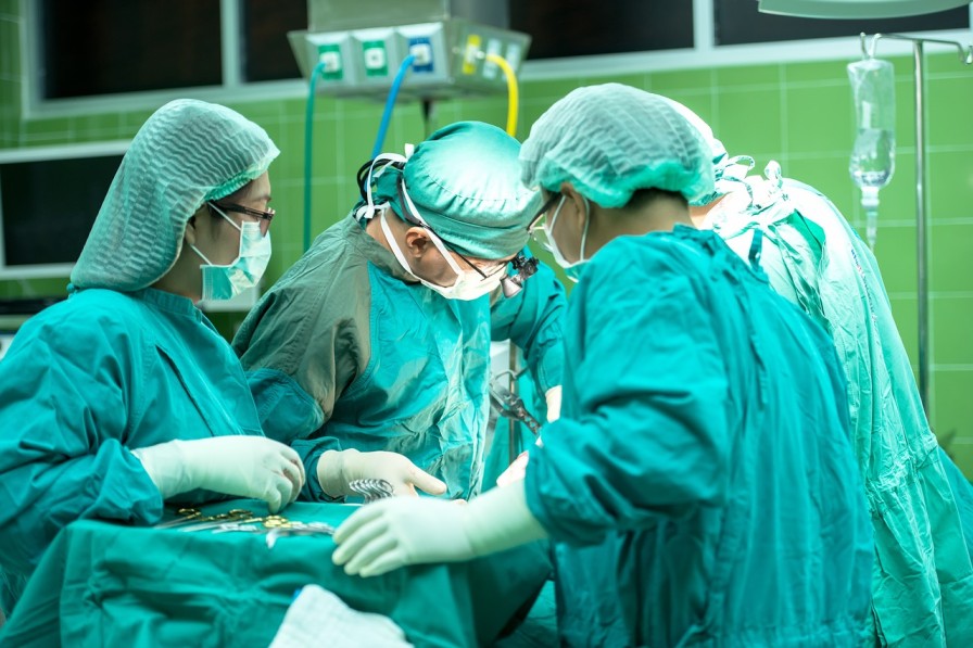 What are the Advantages and the Disadvantages of Being a Surgeon? Is Being a Surgeon Stressful?